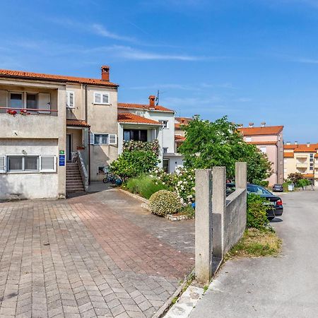Nice Apartment In Pula With Kitchen Exterior foto